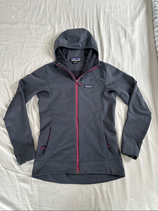 Patagonia Tops - Patagonia Women's Hooded Fleece Jacket